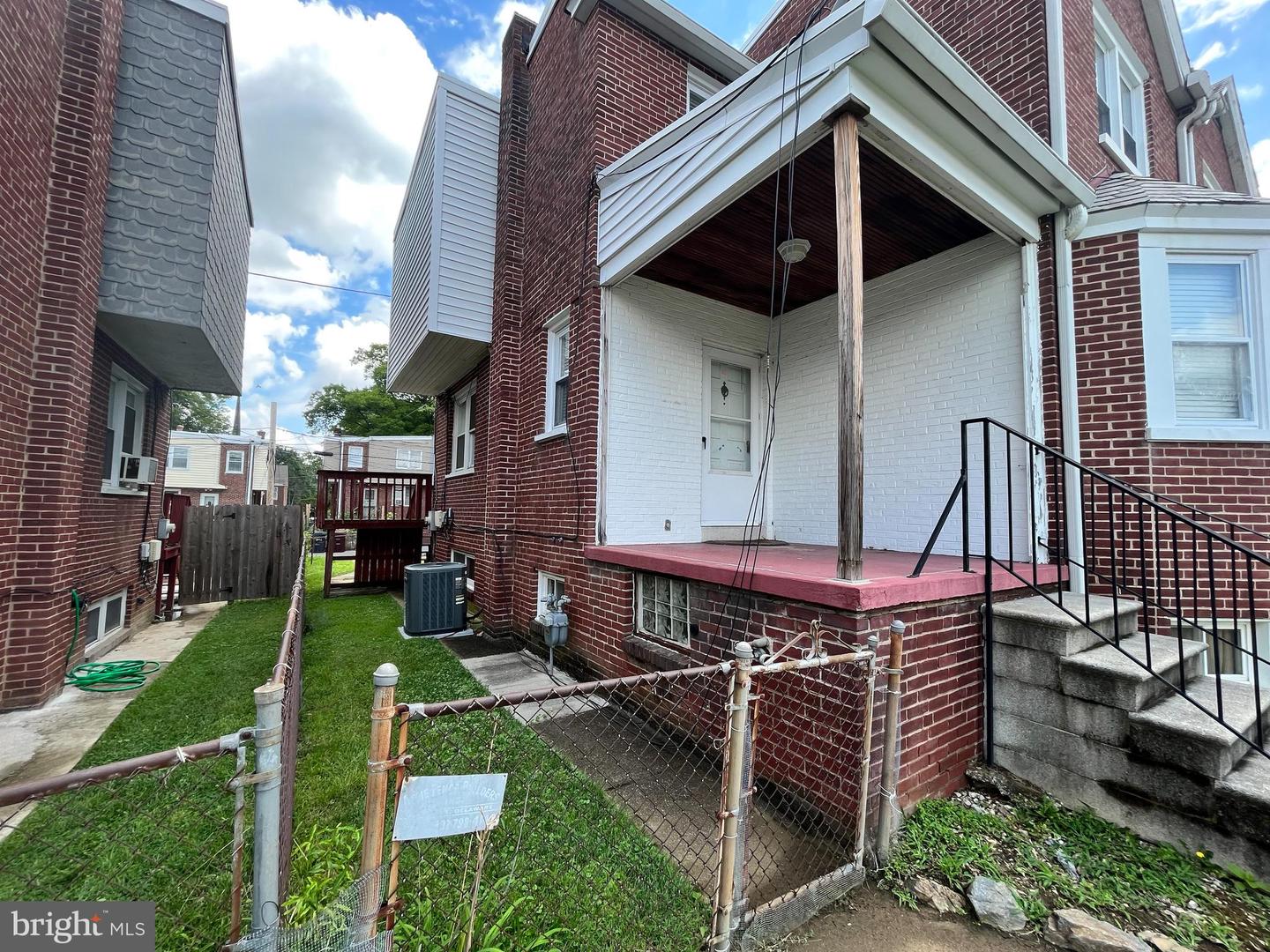 Photo 2 of 25 of 115 W 39th St multi-family property