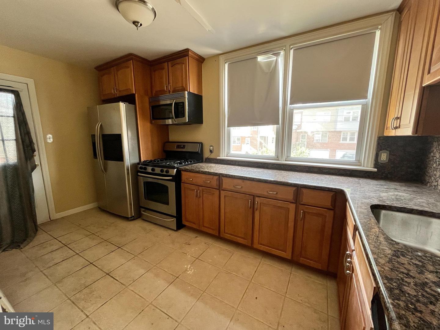 Photo 6 of 25 of 115 W 39th St multi-family property