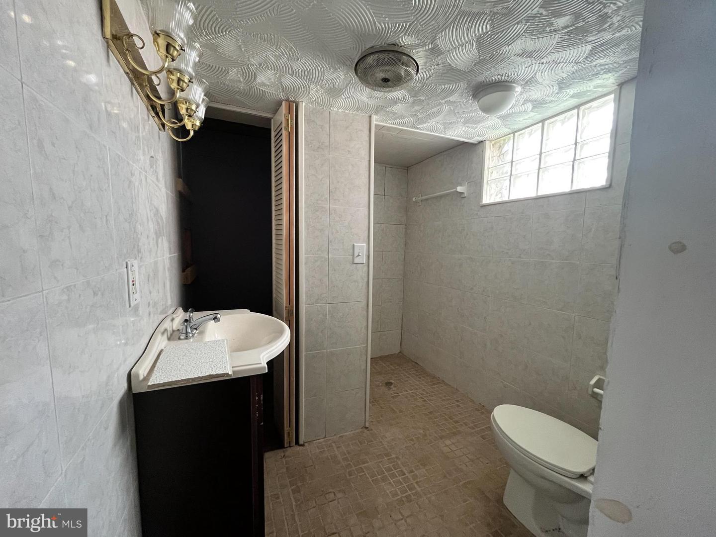 Photo 18 of 25 of 115 W 39th St multi-family property