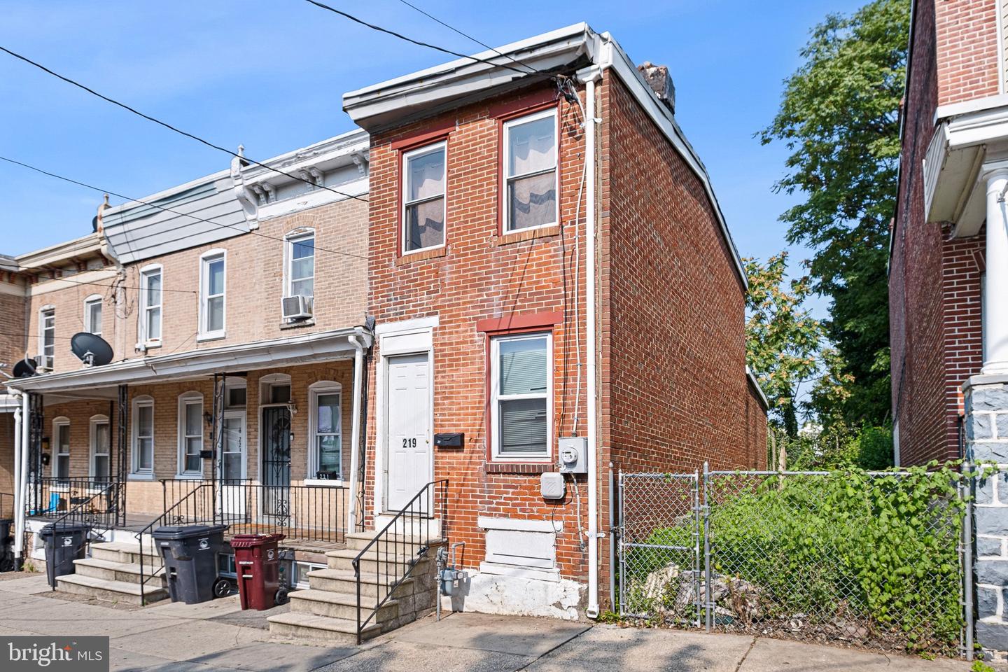 Photo 2 of 20 of 219 S Harrison St townhome