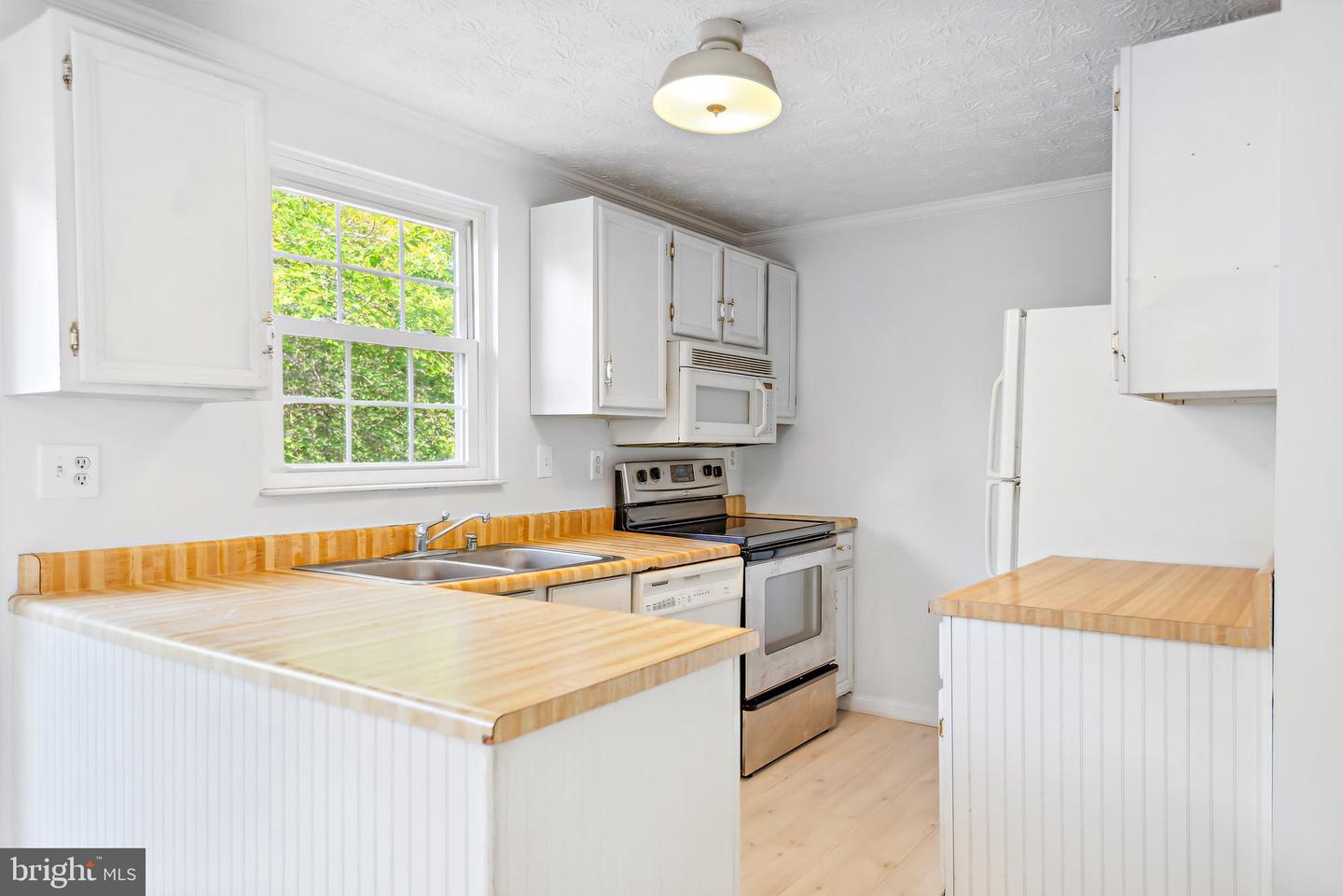 Photo 10 of 31 of 18024 Queen Elizabeth Dr townhome