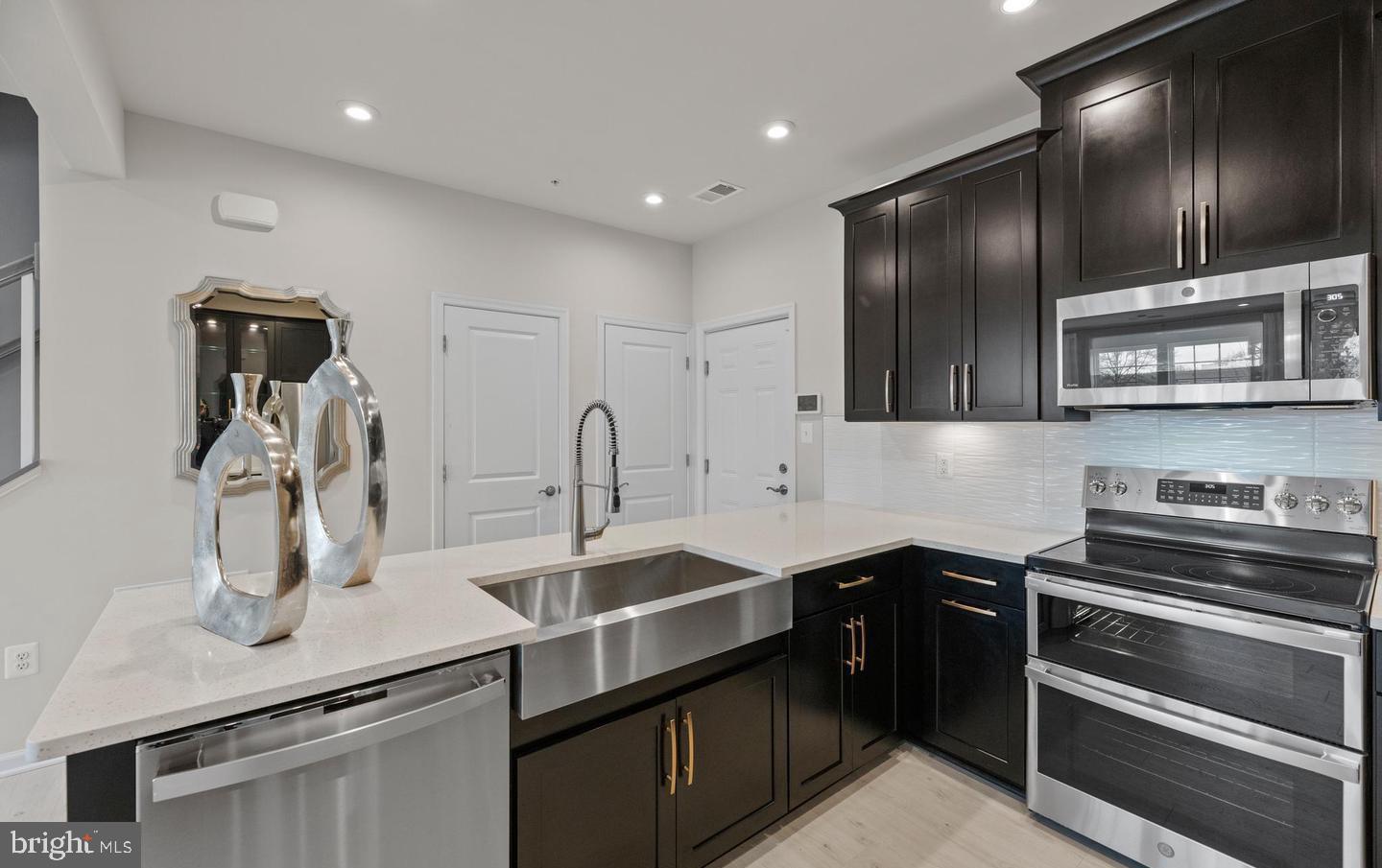 Photo 15 of 17 of 10534 John Glenn St townhome