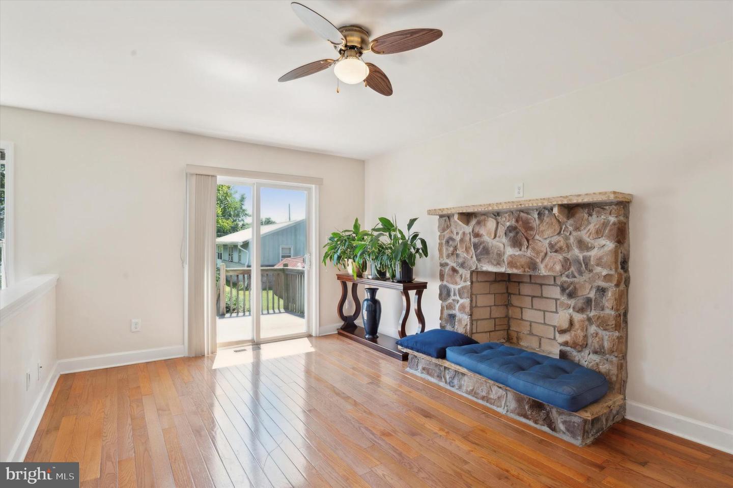 Photo 8 of 25 of 19 Belvue Ter house