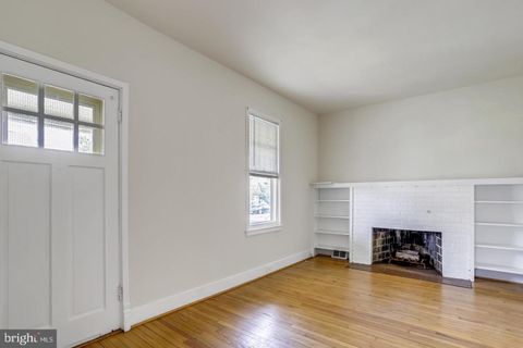 Single Family Residence in Arlington VA 724 Cleveland STREET 3.jpg