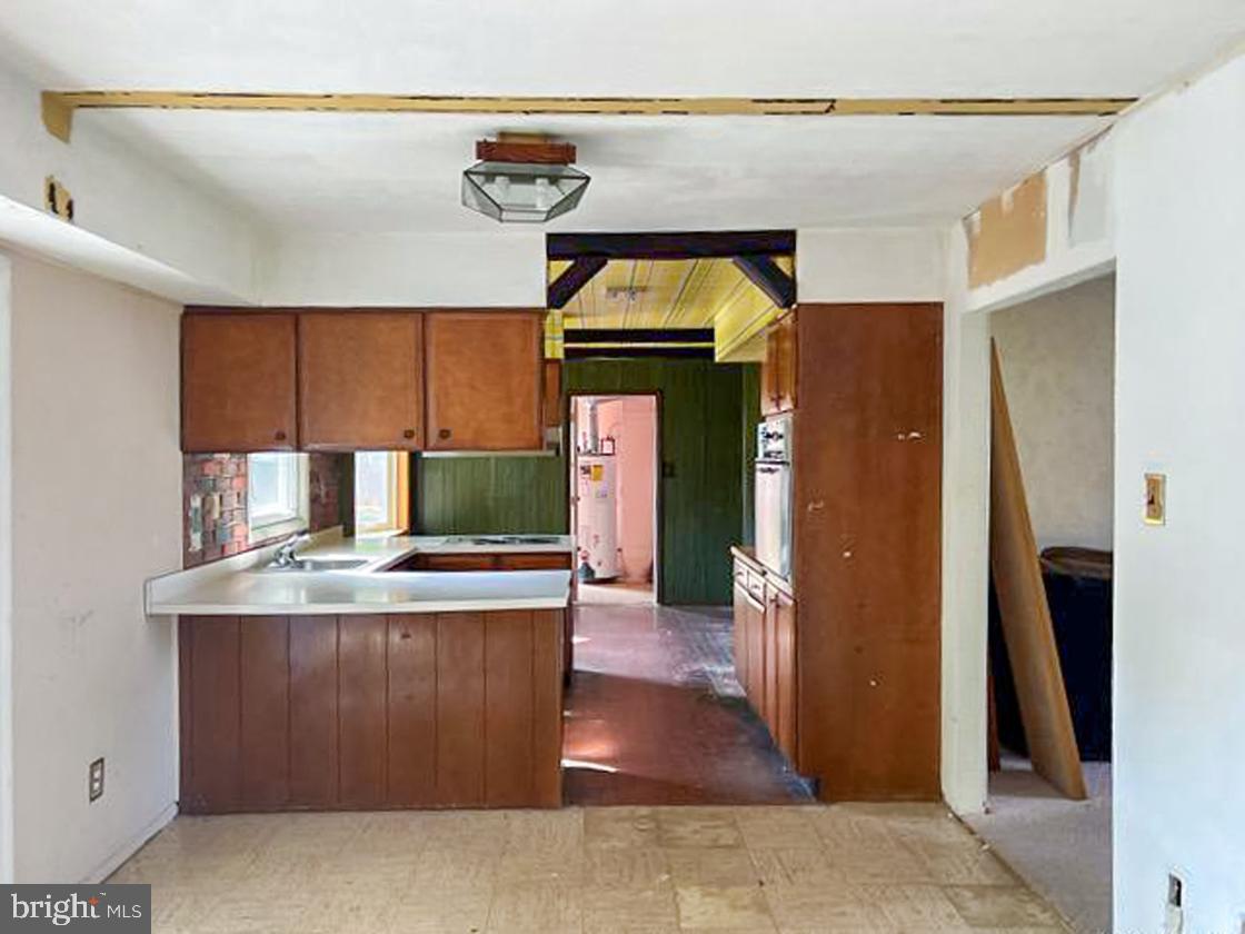 Photo 5 of 23 of 6 Forman Ct house