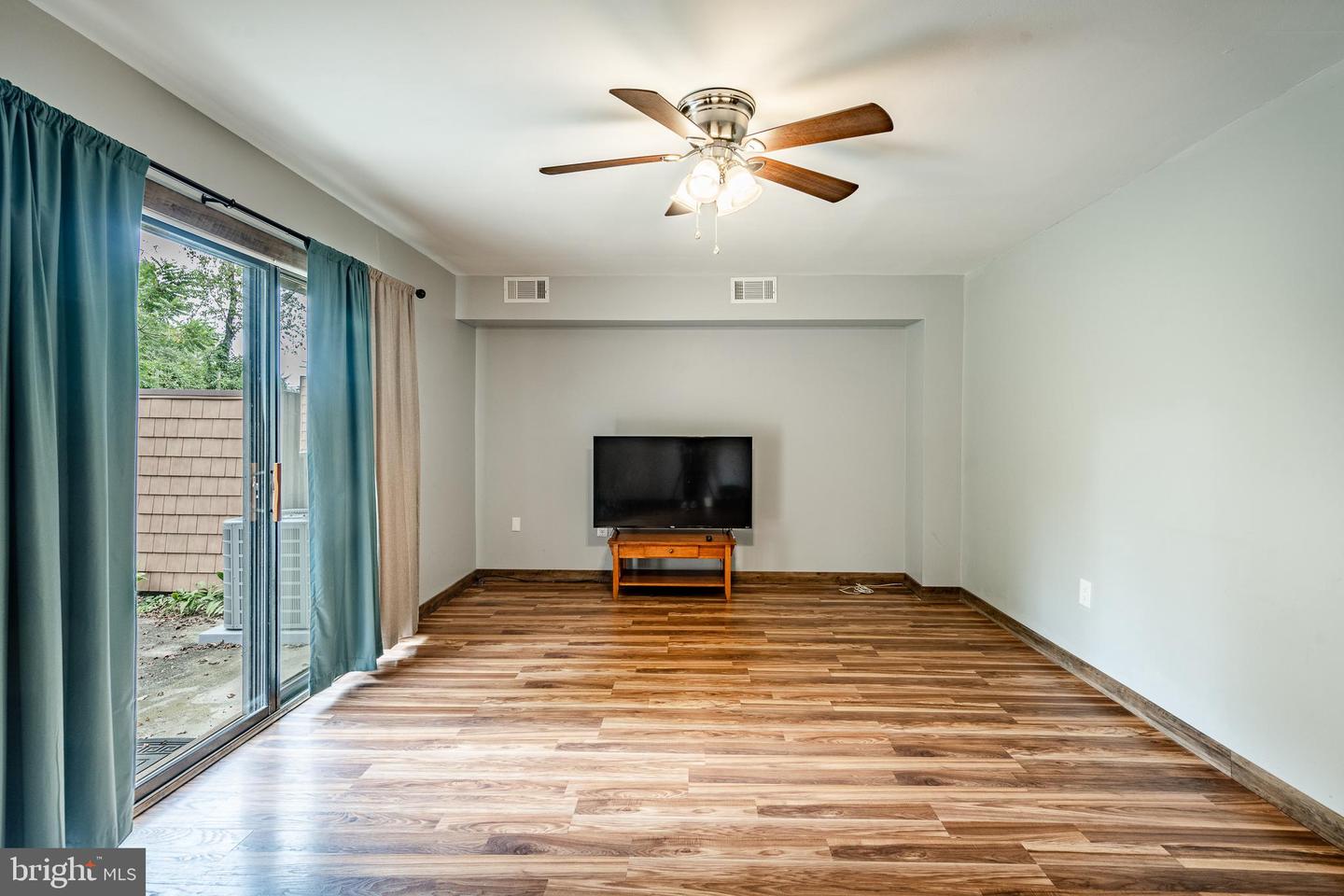 Photo 10 of 48 of 17 Bishop Dr townhome
