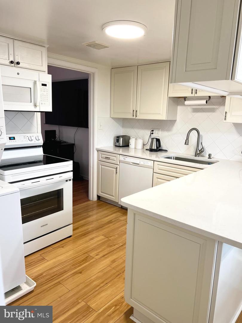 Photo 3 of 9 of 1023-C Margate Ct townhome