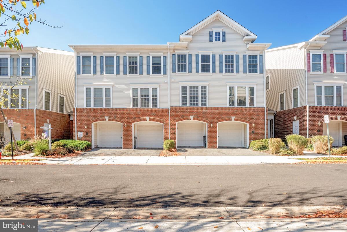 Photo 2 of 32 of 7120 Mason Grove Ct #33 townhome