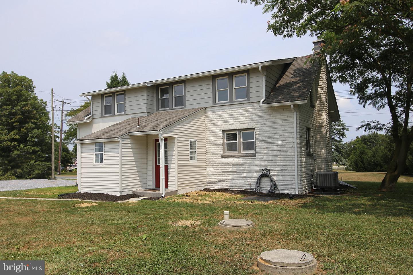 Photo 4 of 50 of 1604 S Colebrook Rd house