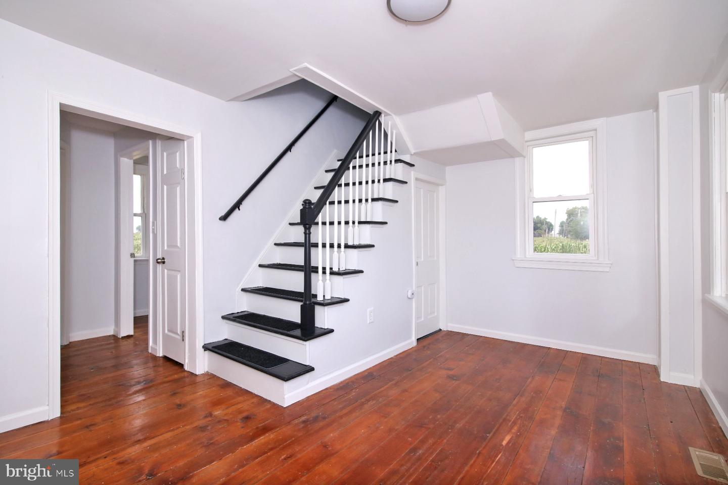 Photo 14 of 50 of 1604 S Colebrook Rd house