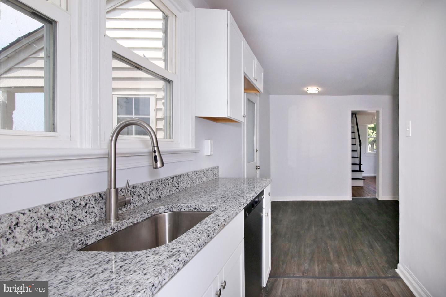 Photo 11 of 50 of 1604 S Colebrook Rd house