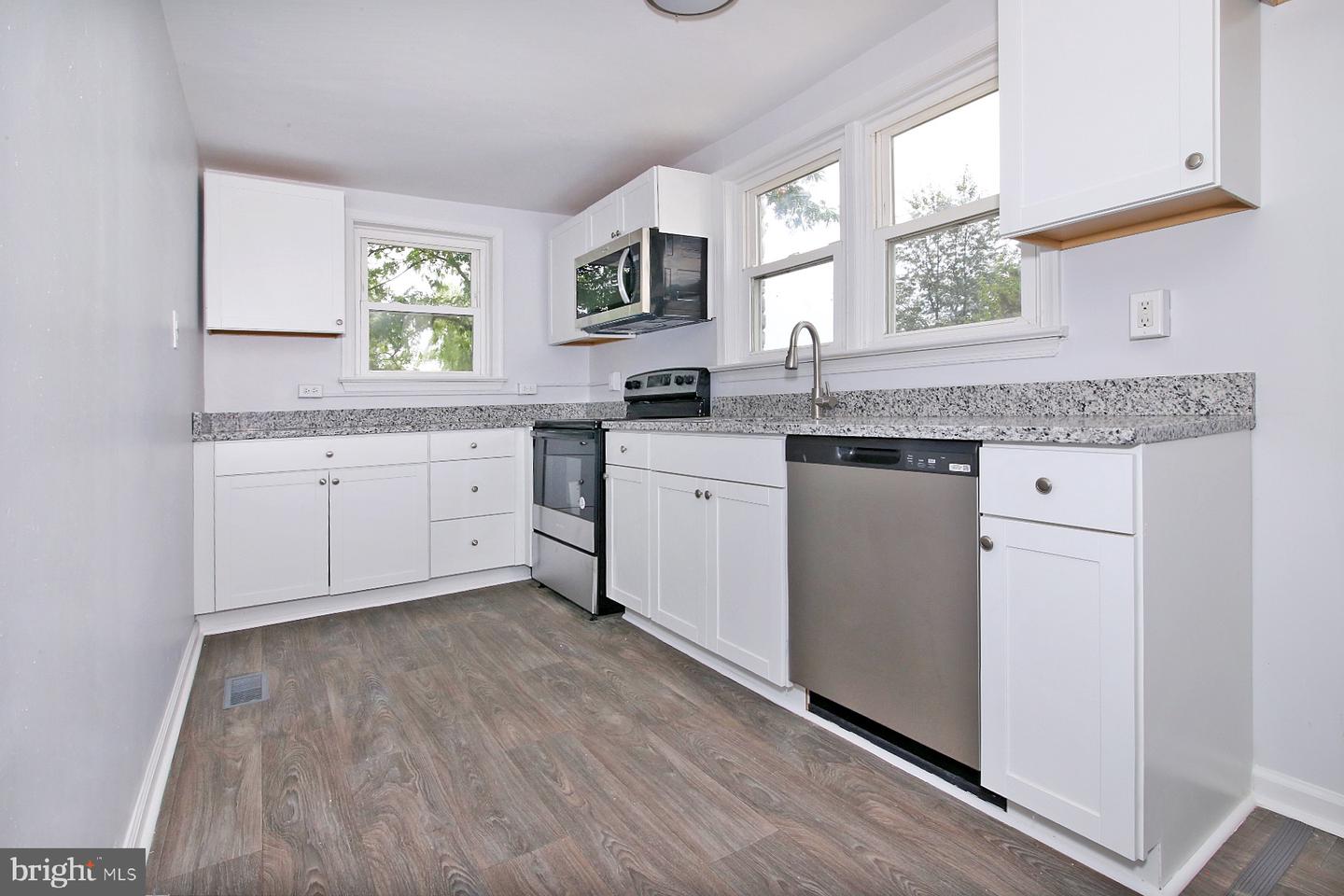 Photo 10 of 50 of 1604 S Colebrook Rd house