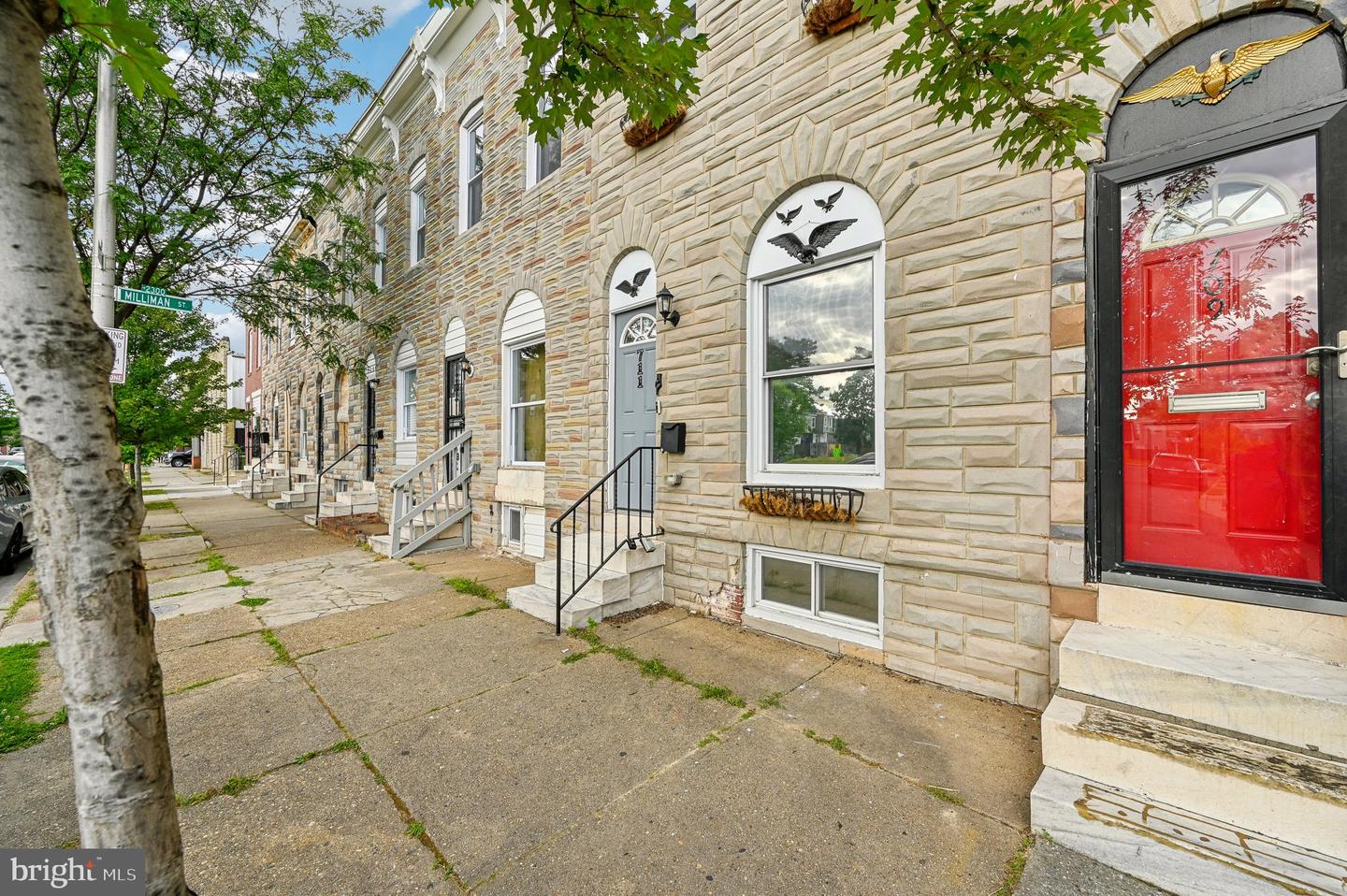 Photo 3 of 39 of 711 N Montford Ave townhome