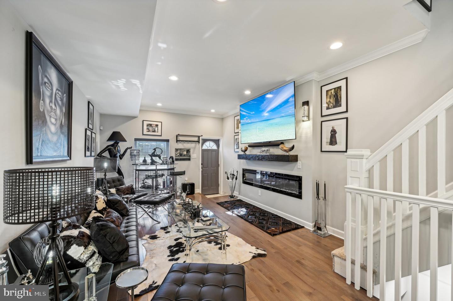 Photo 8 of 39 of 711 N Montford Ave townhome