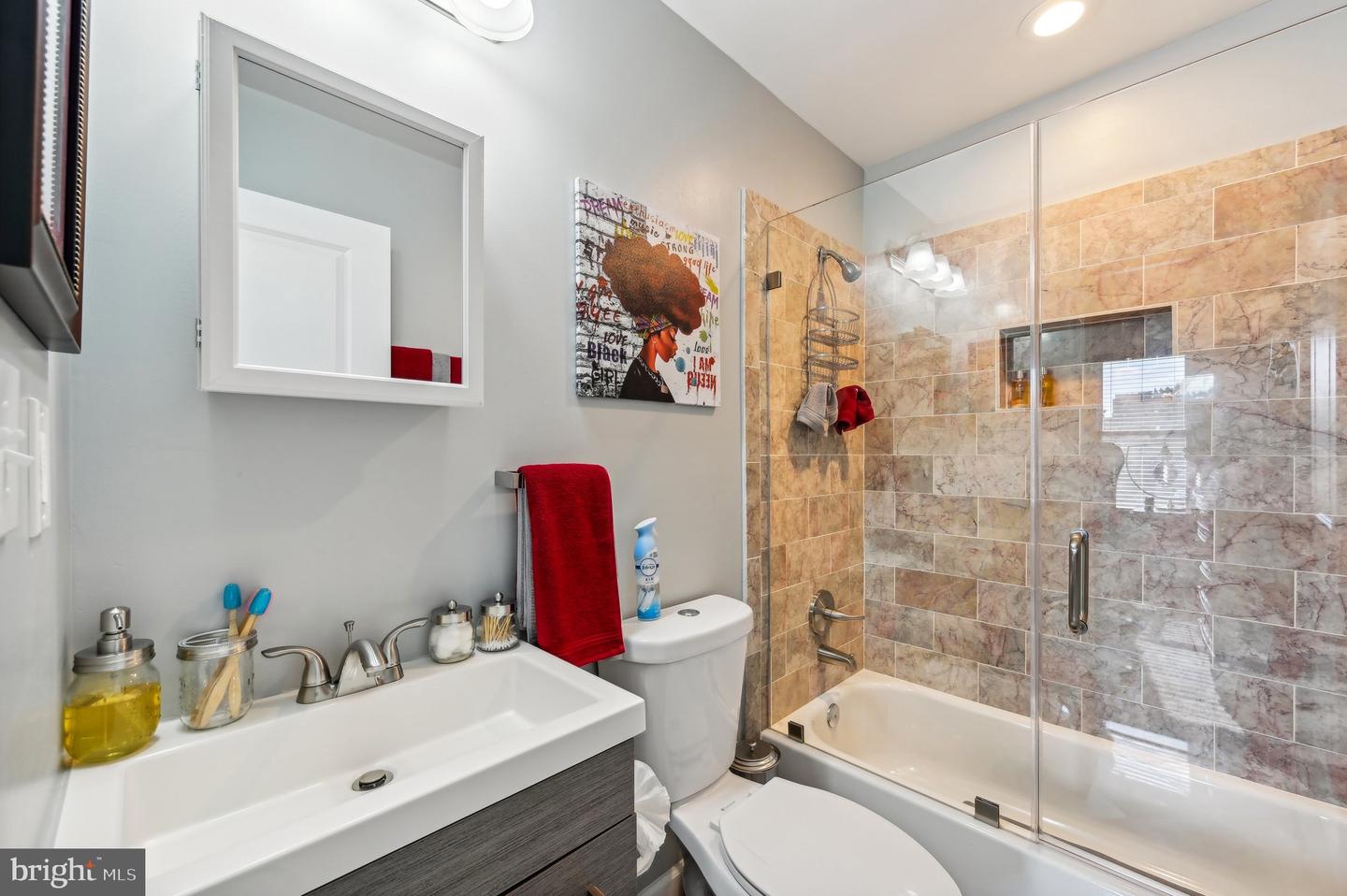 Photo 22 of 39 of 711 N Montford Ave townhome