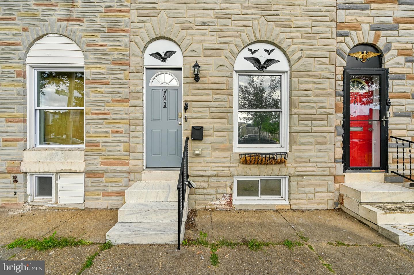 Photo 2 of 39 of 711 N Montford Ave townhome