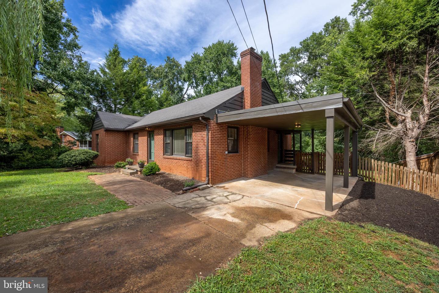 Photo 4 of 38 of 1407 Holly Rd house