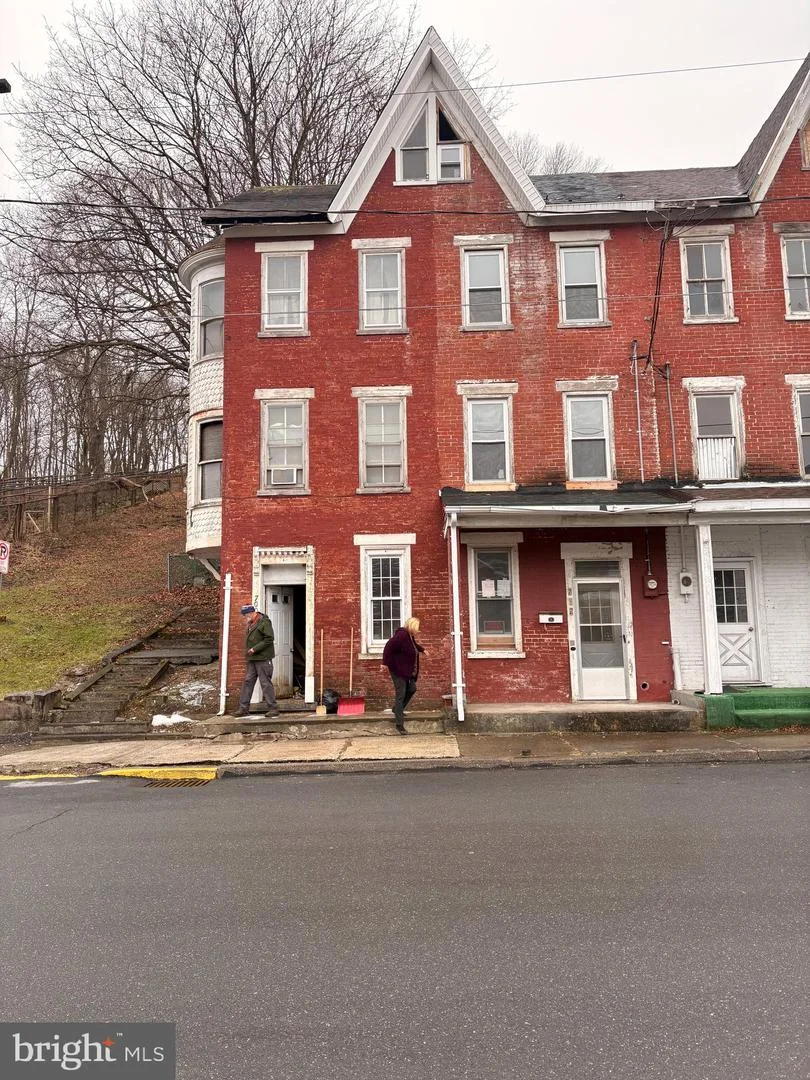 700 W Walnut Street