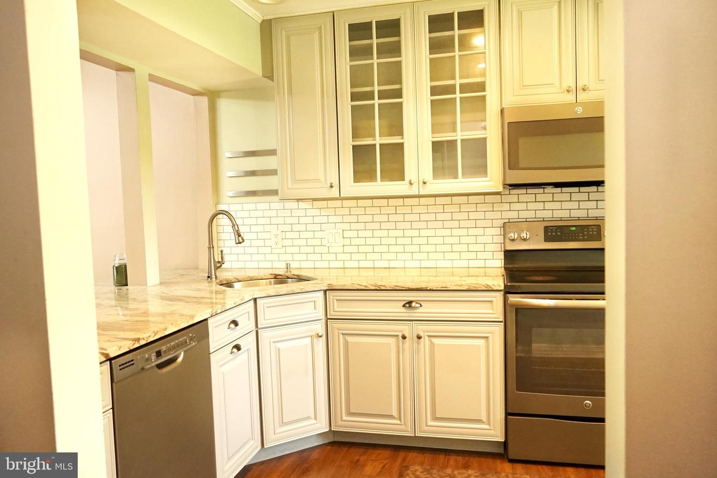Photo 4 of 57 of 516 Thomas Rd townhome