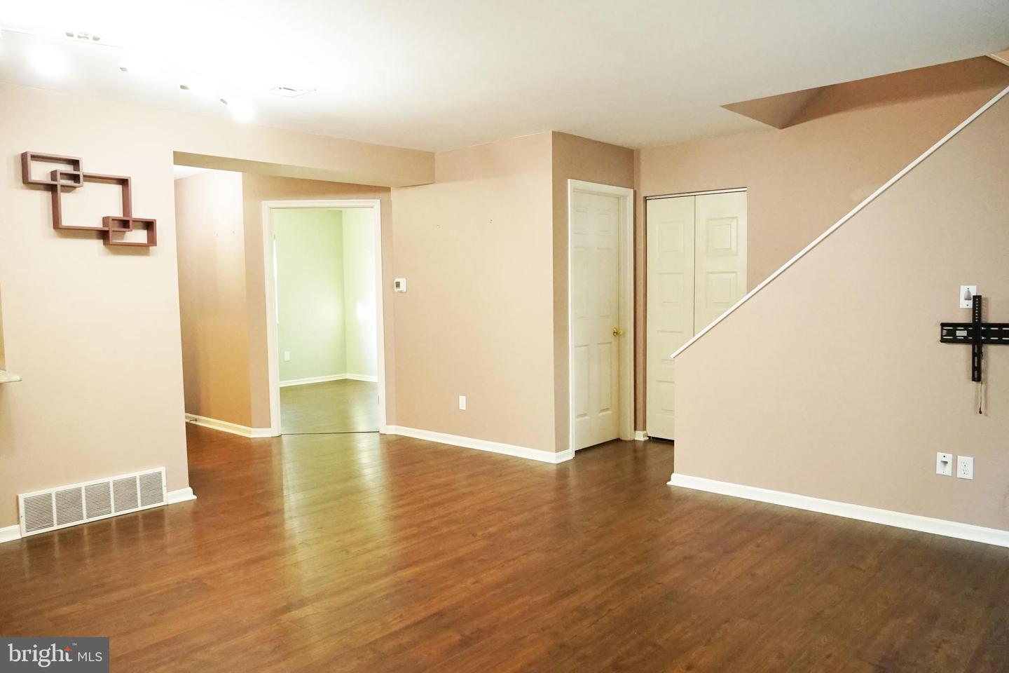 Photo 9 of 57 of 516 Thomas Rd townhome