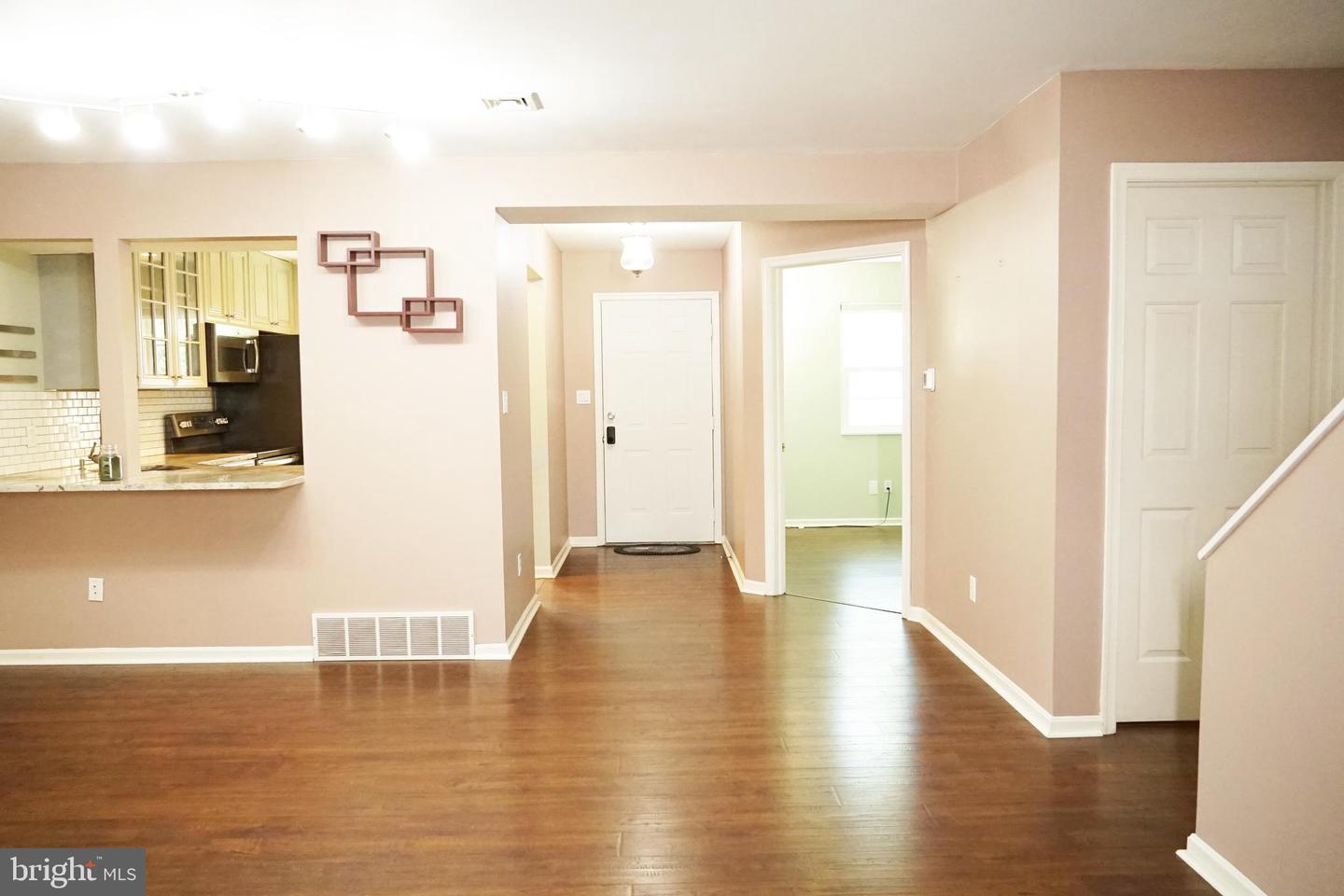 Photo 11 of 57 of 516 Thomas Rd townhome