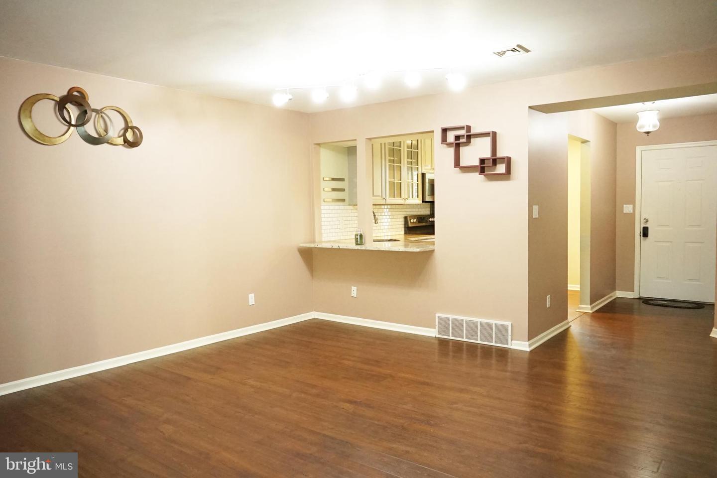 Photo 8 of 57 of 516 Thomas Rd townhome