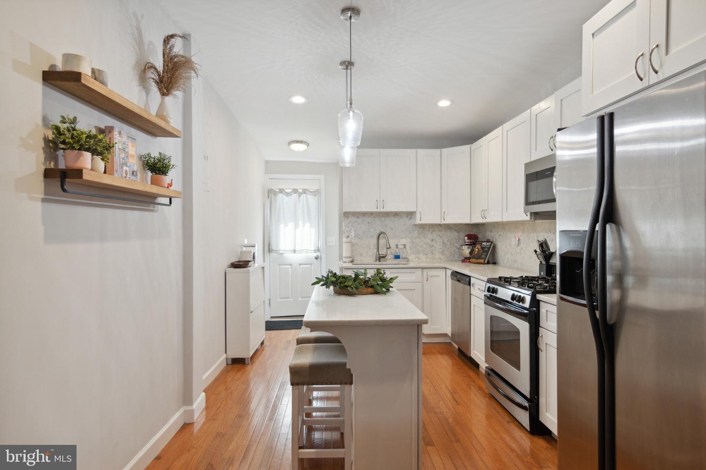 Photo 5 of 28 of 39 E Barney St townhome