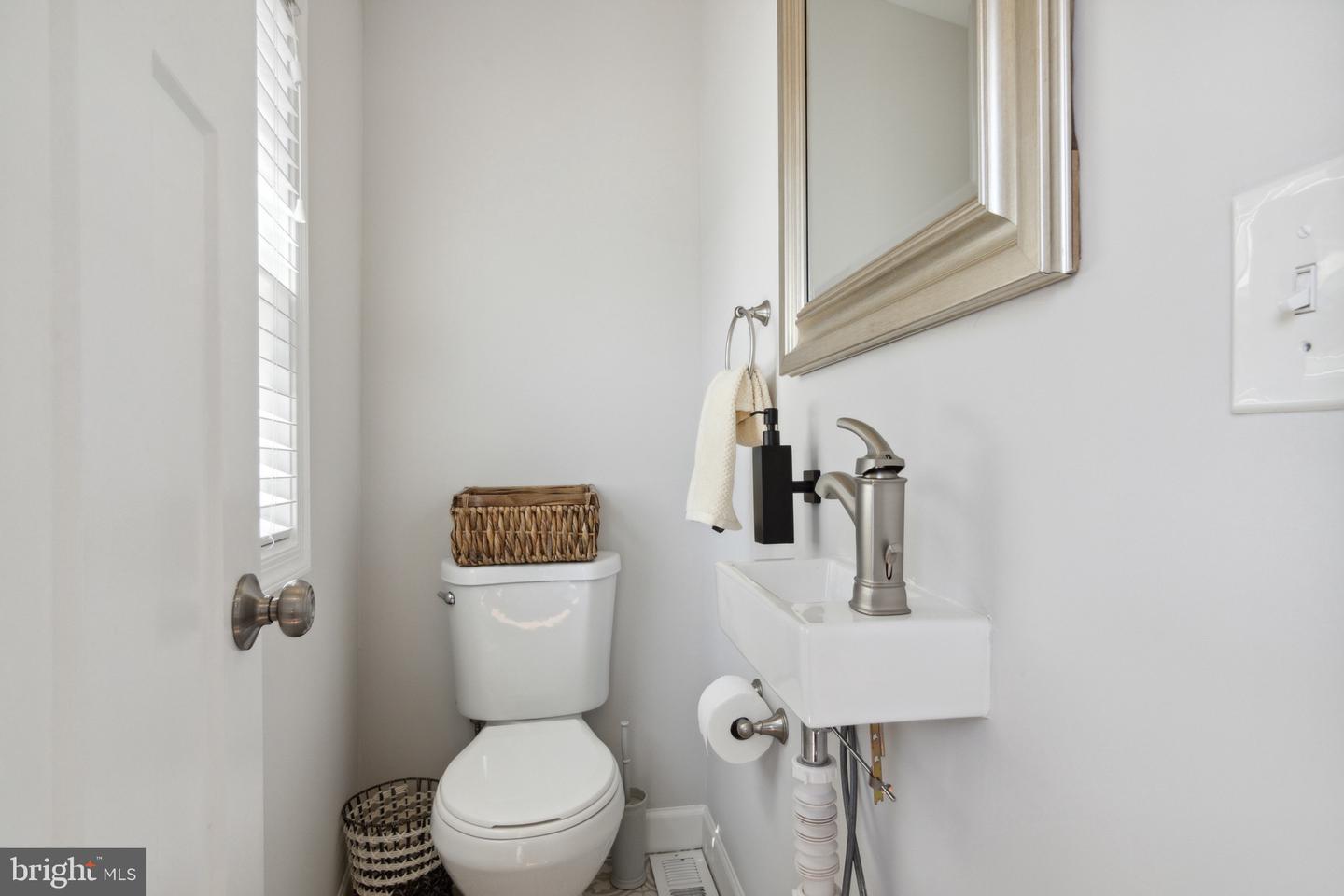 Photo 9 of 28 of 39 E Barney St townhome