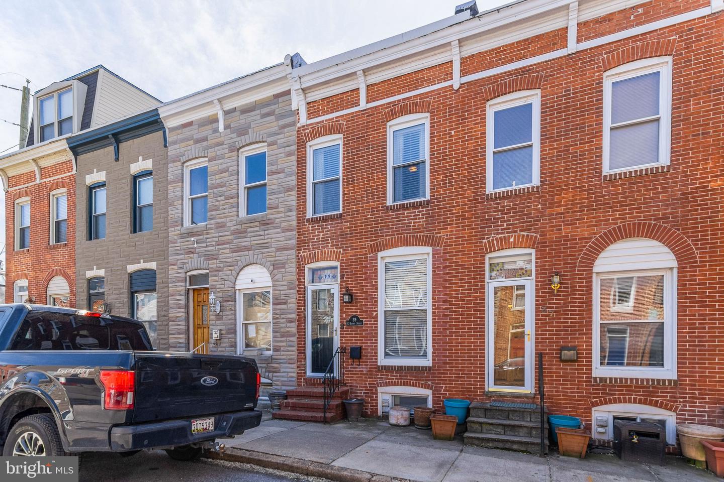 Photo 3 of 28 of 39 E Barney St townhome