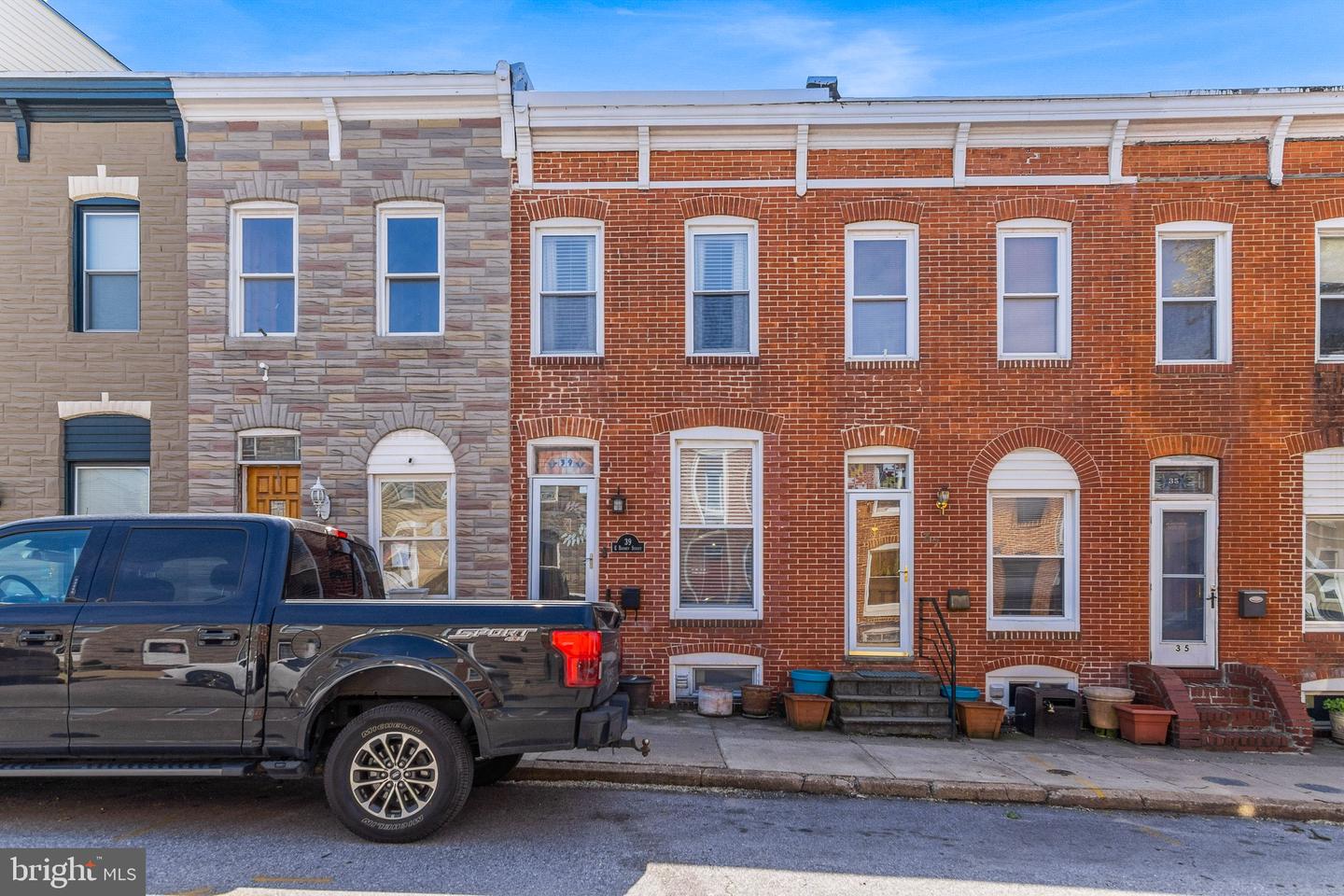 Photo 1 of 28 of 39 E Barney St townhome