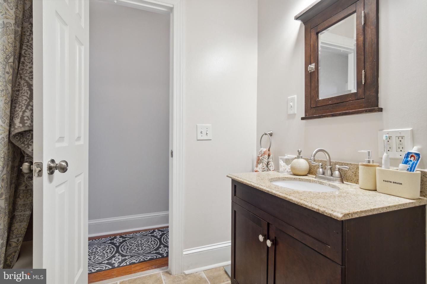 Photo 18 of 28 of 39 E Barney St townhome