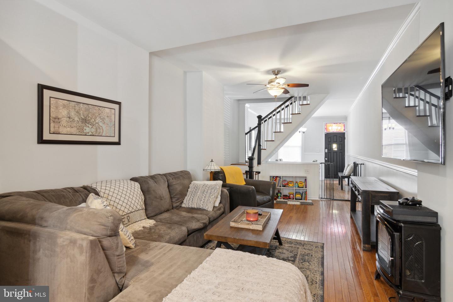 Photo 10 of 28 of 39 E Barney St townhome