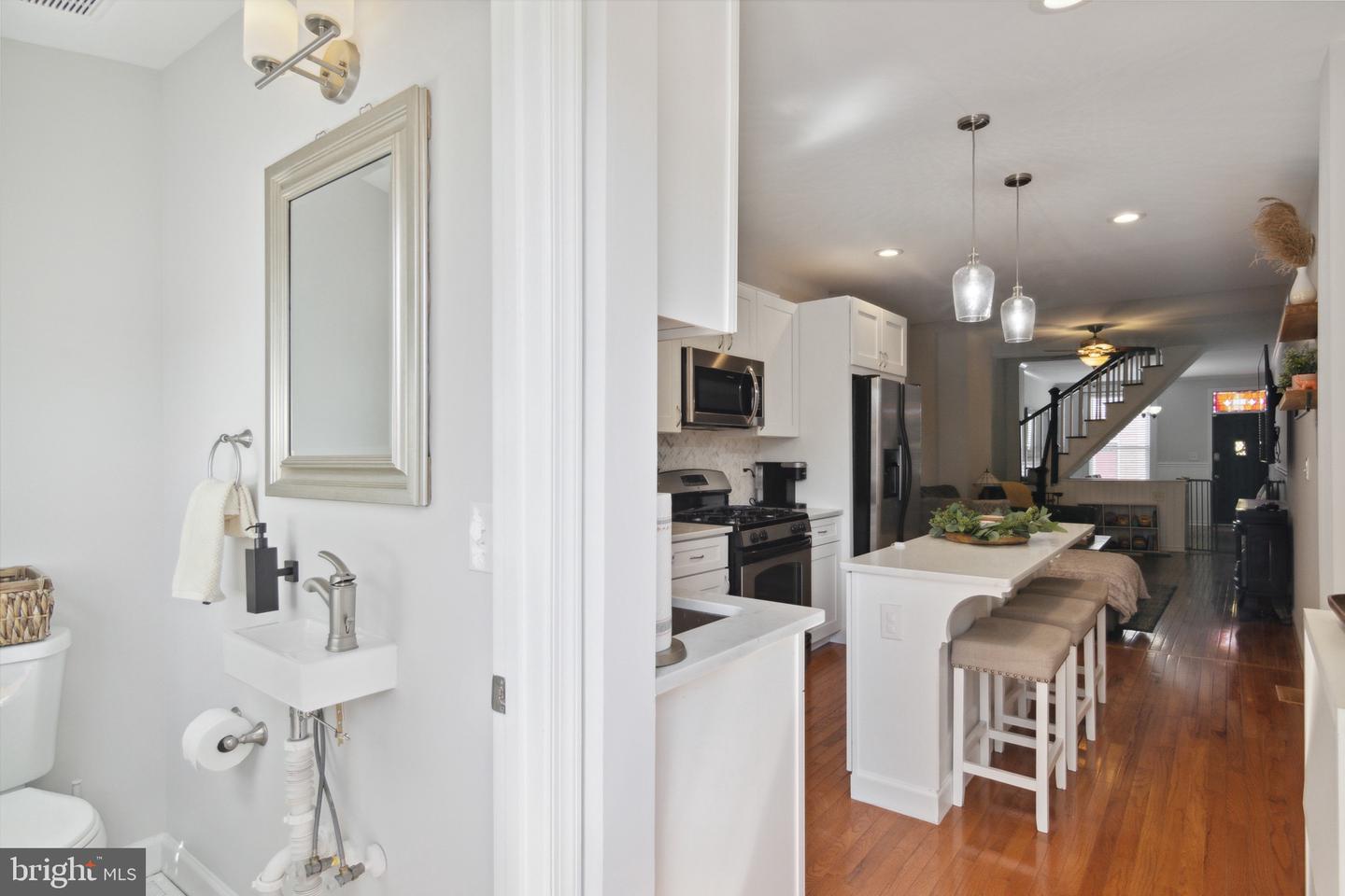 Photo 7 of 28 of 39 E Barney St townhome
