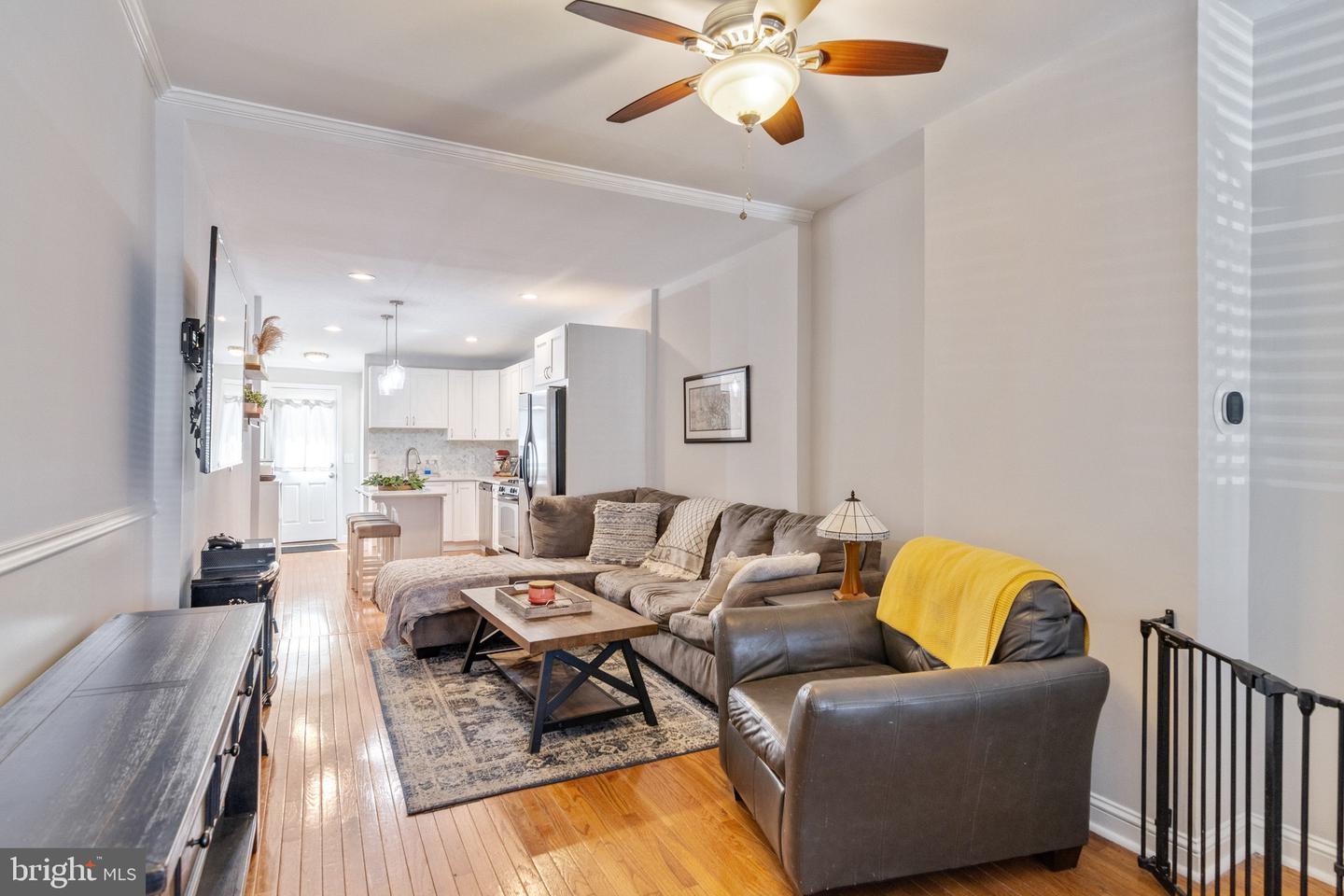 Photo 11 of 28 of 39 E Barney St townhome