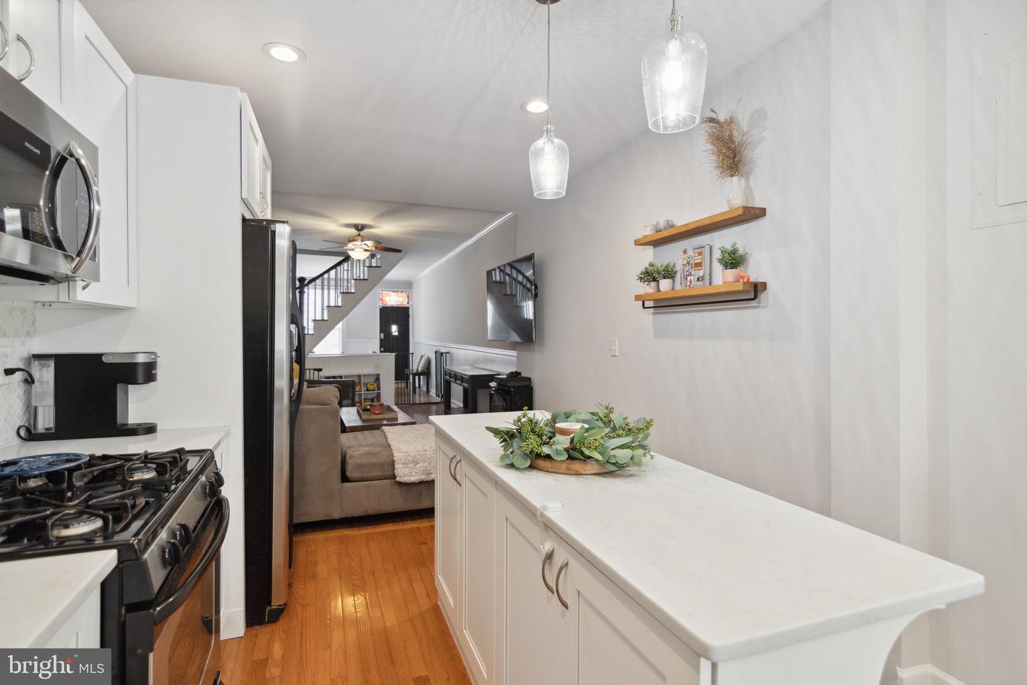 Photo 6 of 28 of 39 E Barney St townhome