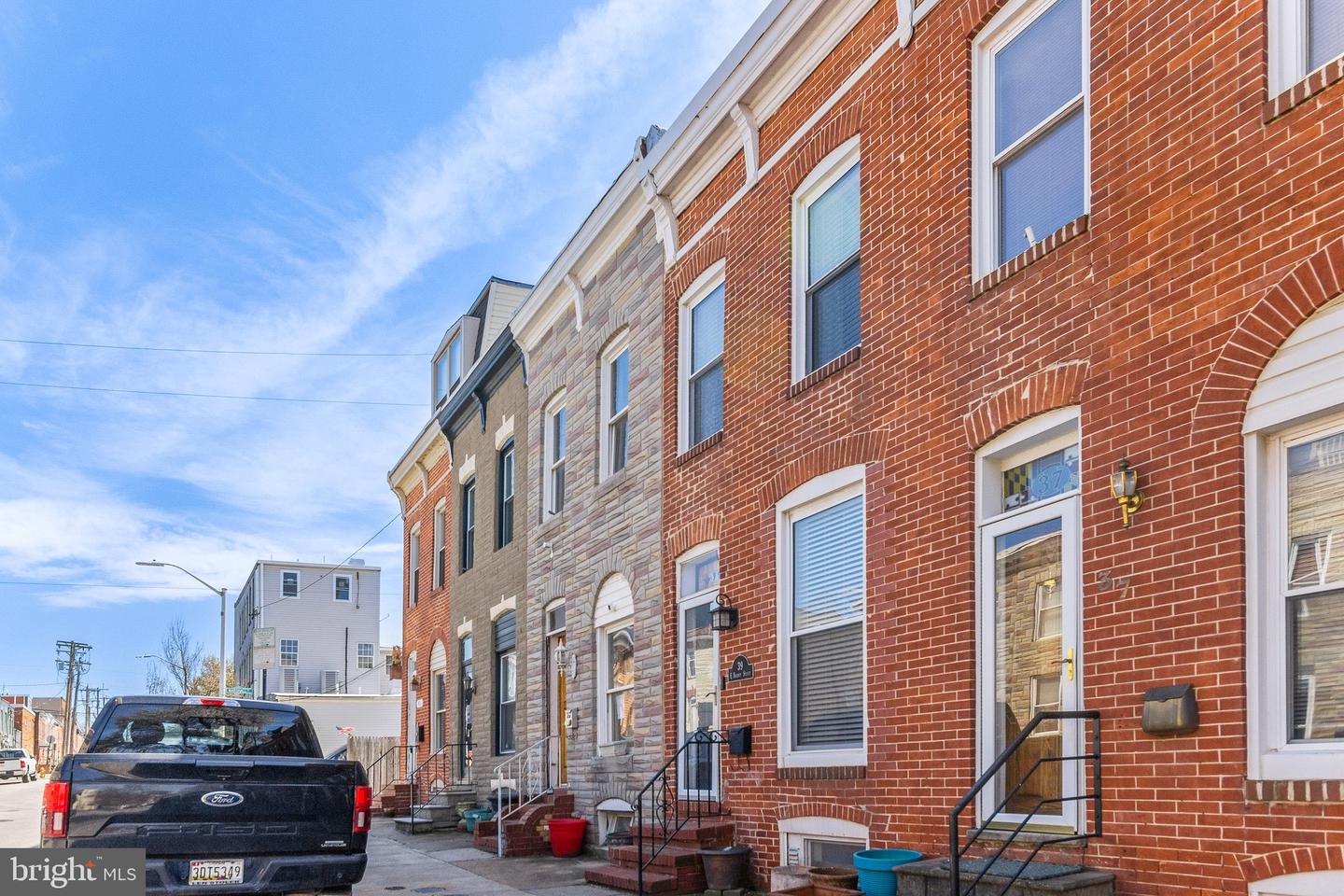 Photo 2 of 28 of 39 E Barney St townhome