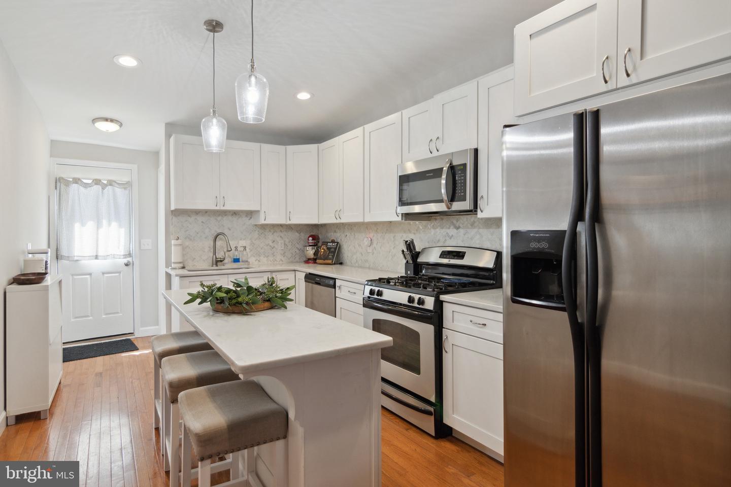 Photo 4 of 28 of 39 E Barney St townhome