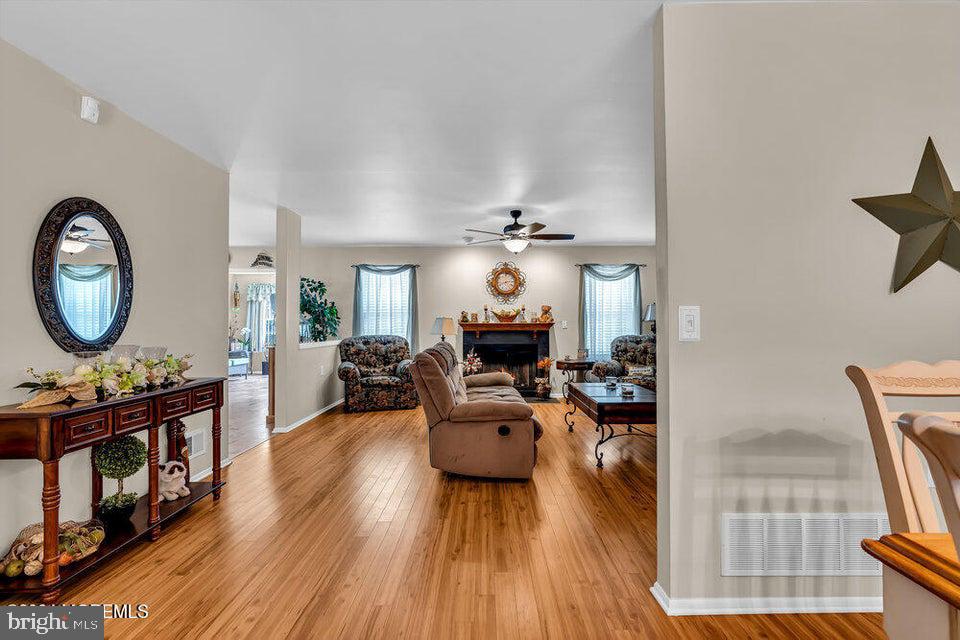 Photo 15 of 50 of 6 Sheffield Pl house