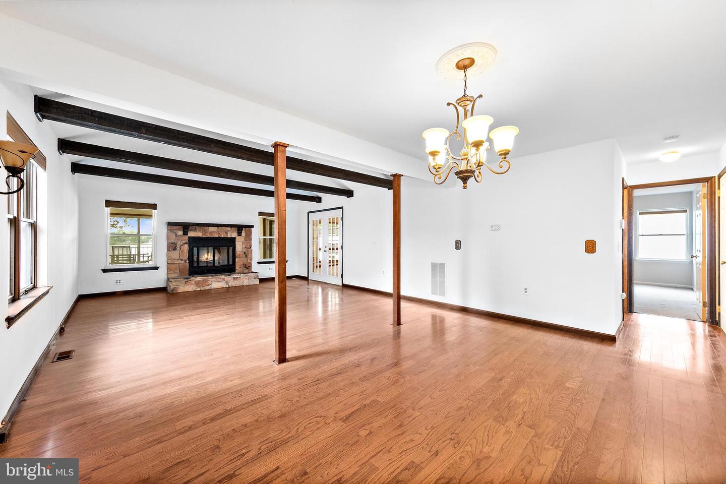 Photo 5 of 42 of 113 Timberlake Dr house