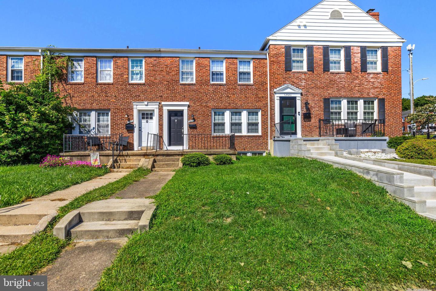 Photo 1 of 33 of 1923 Edgewood Rd townhome