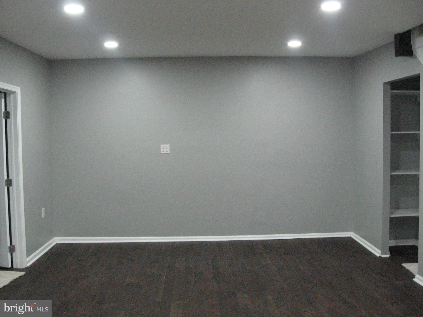 Photo 5 of 28 of 200 W Mowry St house