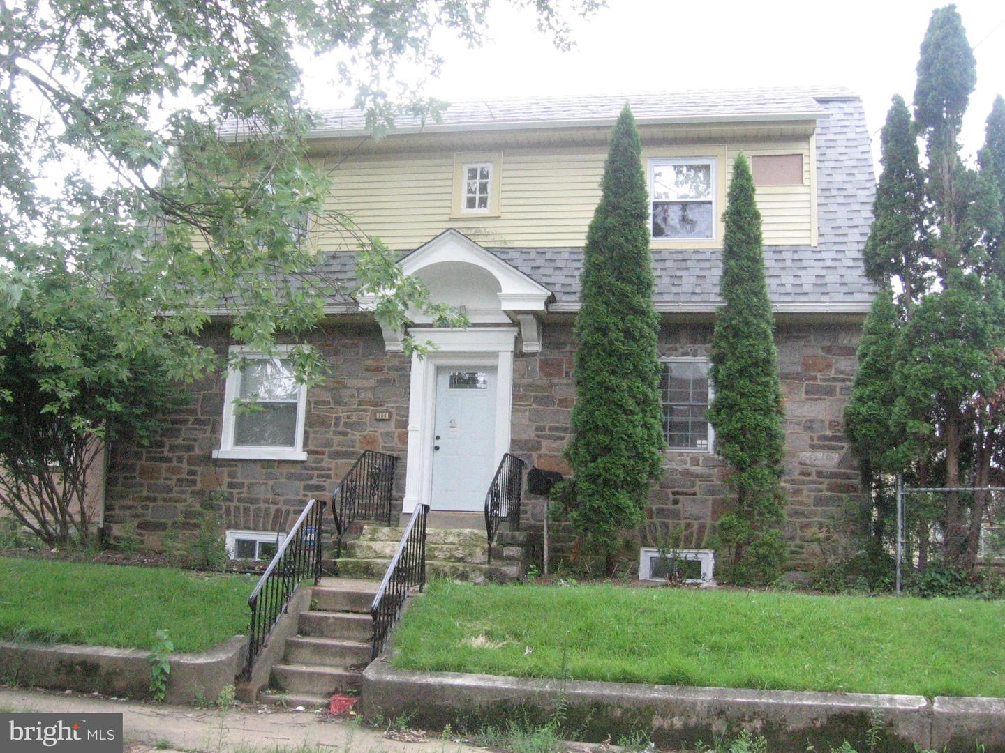 Photo 2 of 28 of 200 W Mowry St house
