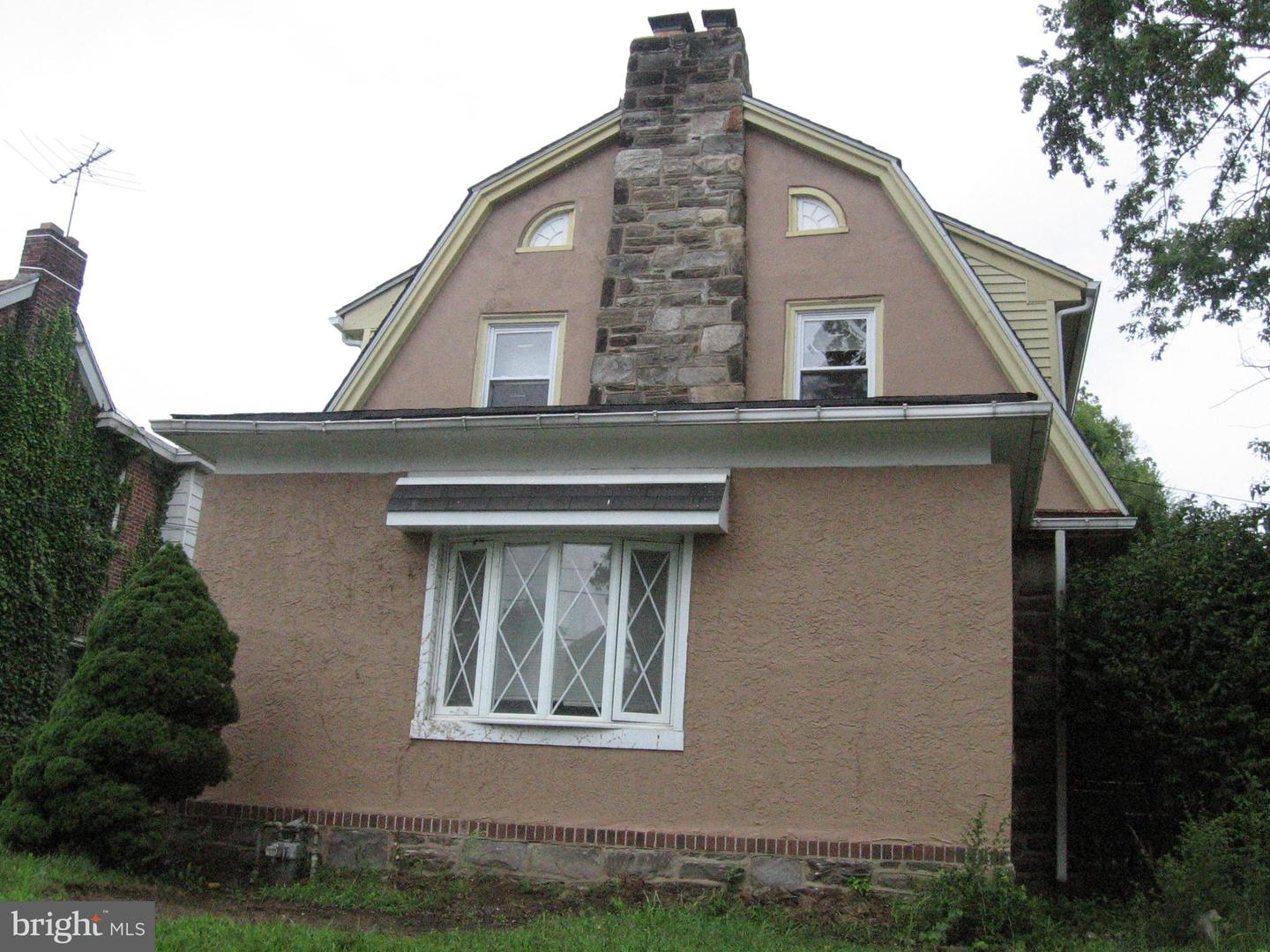 Photo 3 of 28 of 200 W Mowry St house