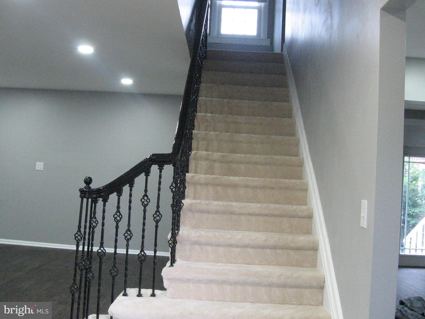 Photo 6 of 28 of 200 W Mowry St house