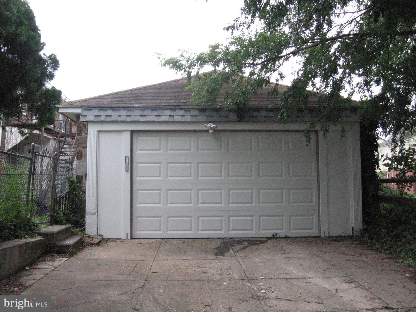 Photo 4 of 28 of 200 W Mowry St house