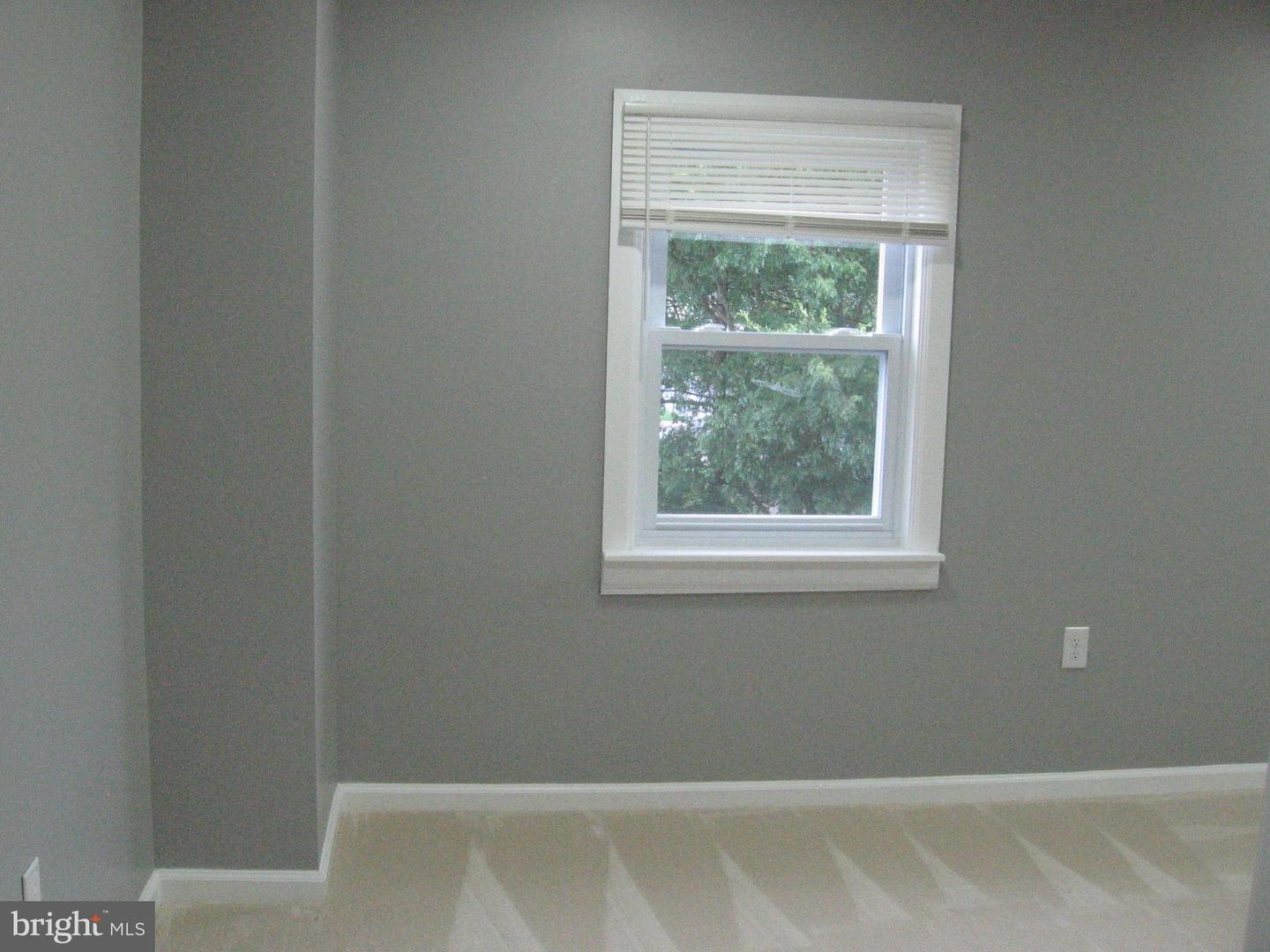 Photo 16 of 28 of 200 W Mowry St house