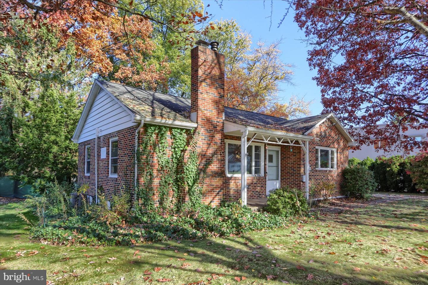 Photo 4 of 28 of 4825 E Trindle Rd house