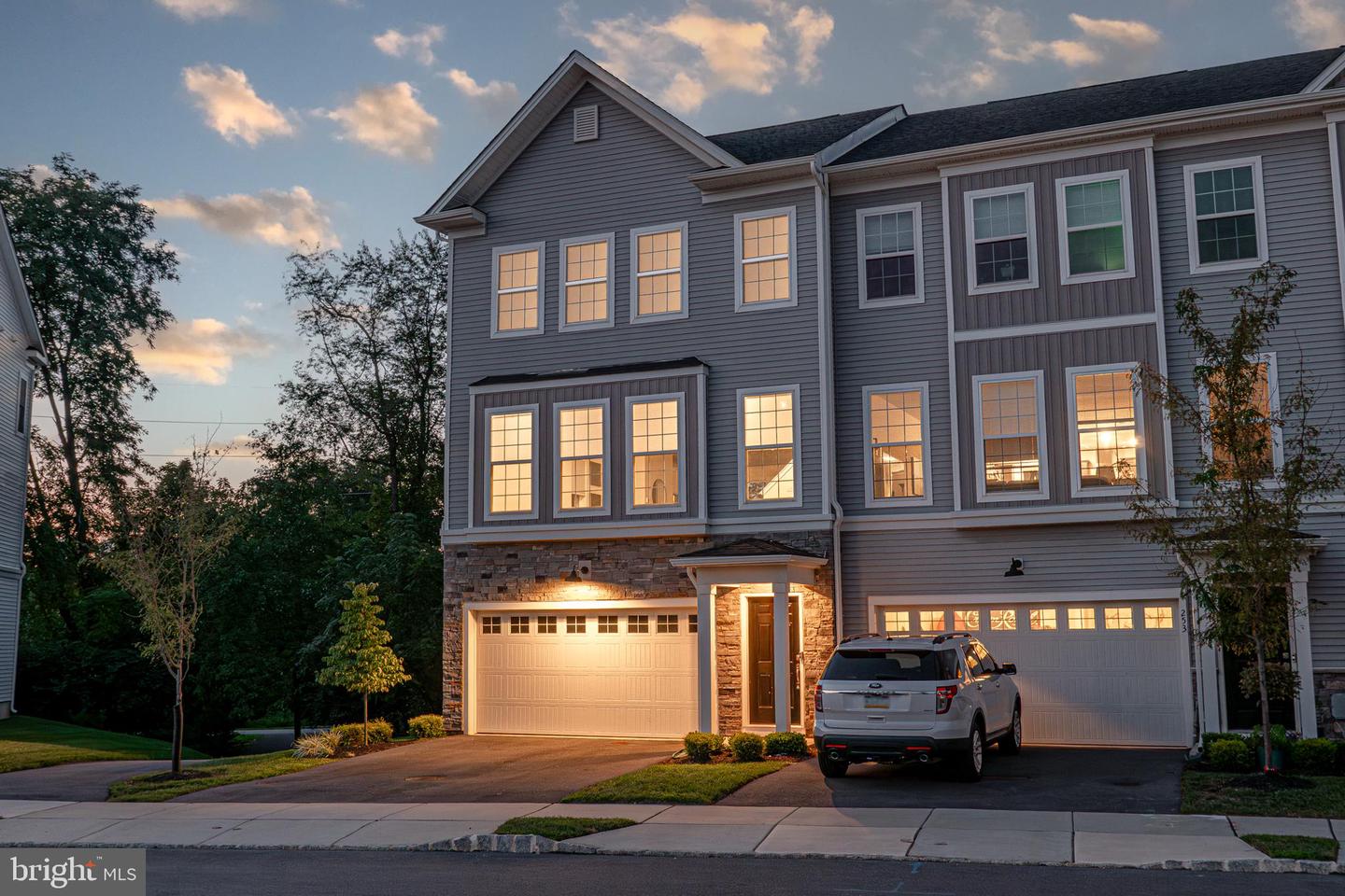 Photo 3 of 51 of 255 Red Leaf Ln townhome
