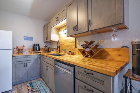 Photo of 33 Hualalai St #304, Hilo, HI 96720 (MLS # 725911)