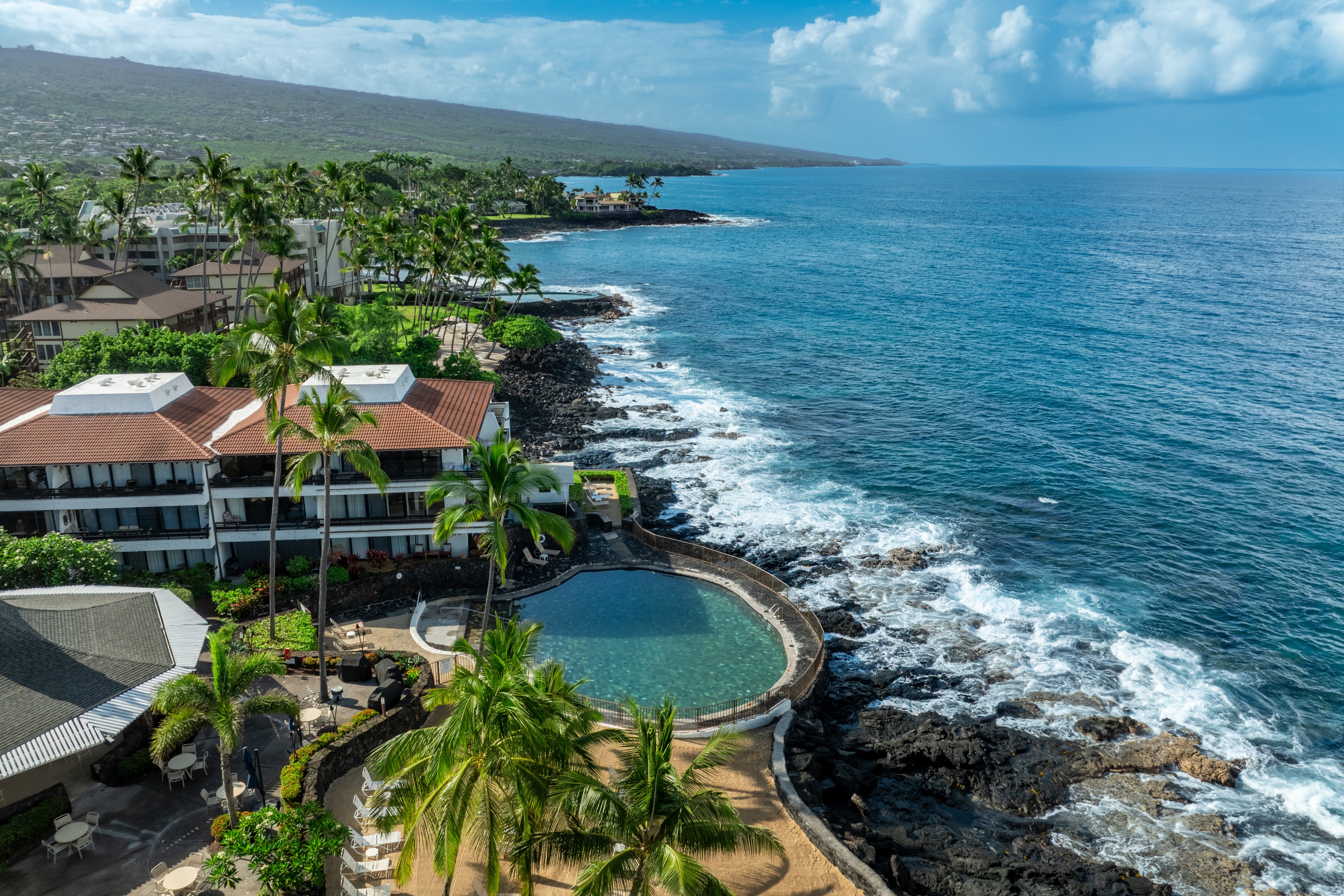 Casa De Emdeko?s oceanfront location in Kailua-Kona, Hawai?i, is where relaxed island living meets everyday comfort along the sun-drenched Kona Coast.